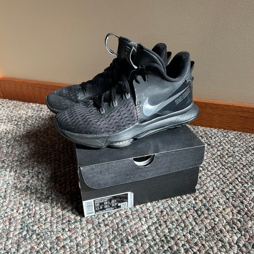 Nike LeBron witness v Black Men's 10 Low-Top Sneakers